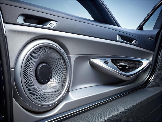 Cómo instalar un sistema de sonido envolvente en tu automóvil